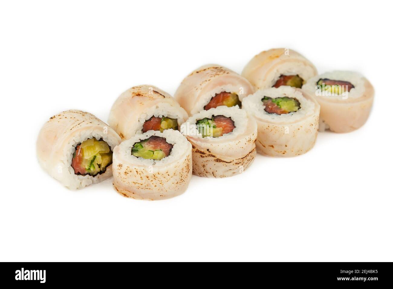 Sushi Roll con tataki di pesce persico e salmone in salsa ponzu su fondo bianco, ingredienti scottati spigola, salmone, cetriolo, takuan, salsa ponzu, riso Foto Stock