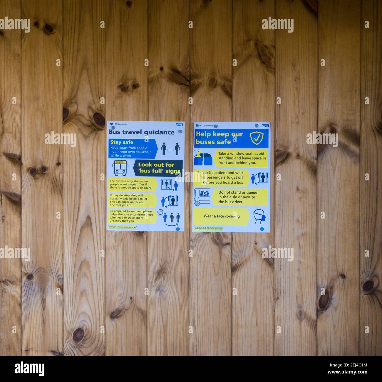 Covid consigli per i passeggeri degli autobus sul retro del rifugio Foto Stock