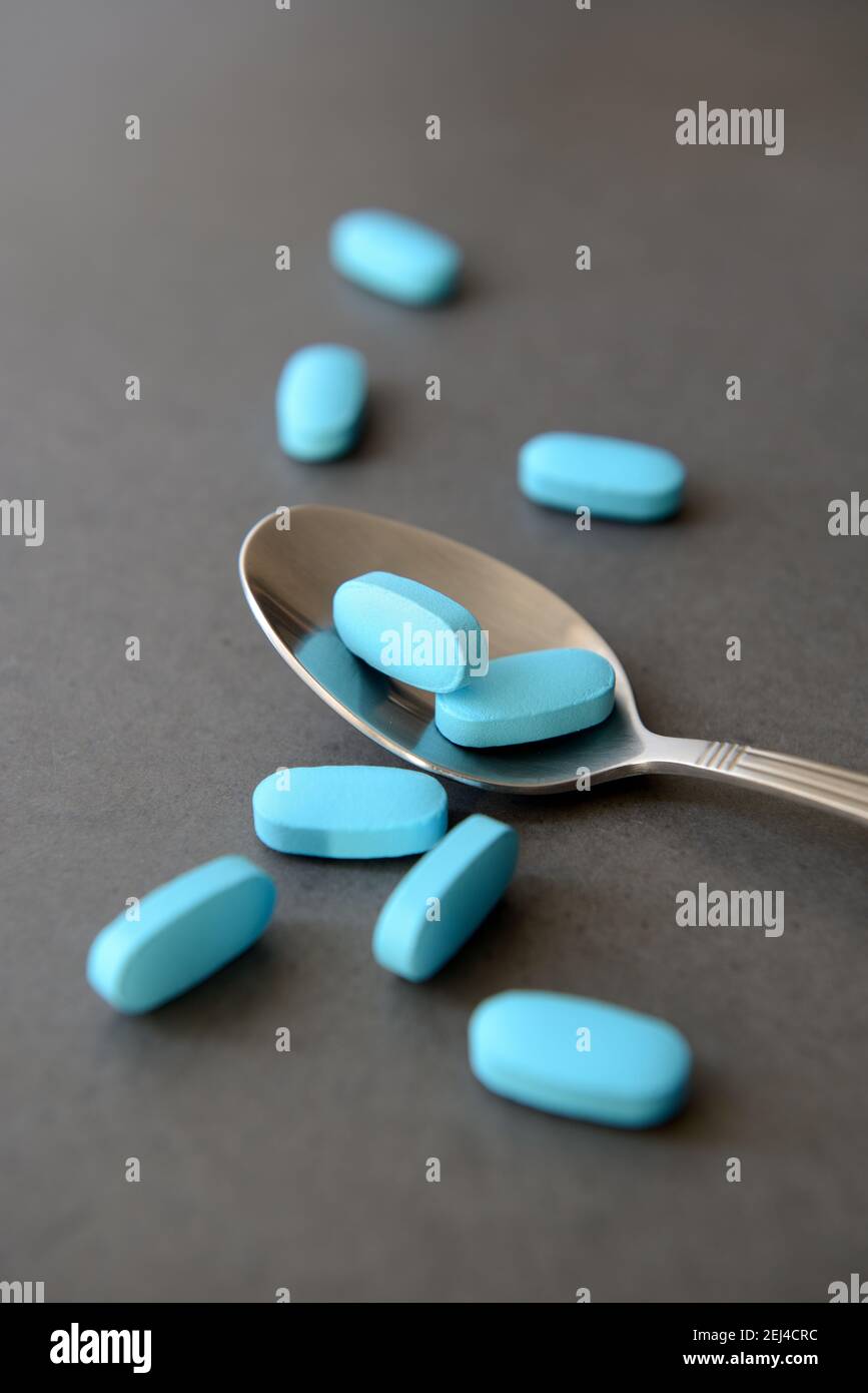 Pillole di medicina farmaceutica su sfondo scuro Foto Stock