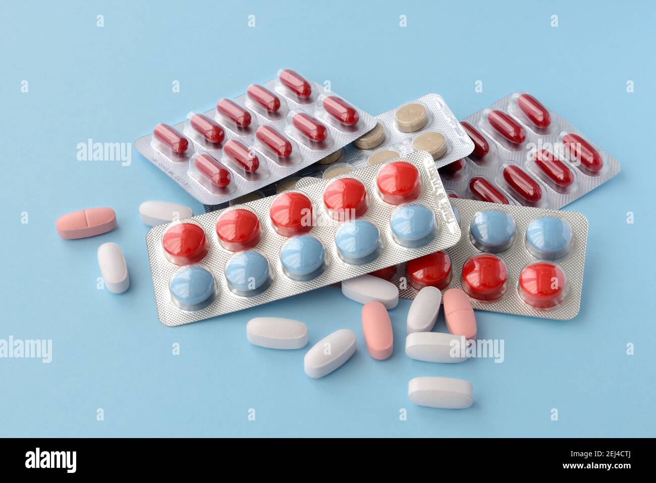 Assortiti medicina farmaceutica pillole, compresse e capsule su sfondo blu Foto Stock