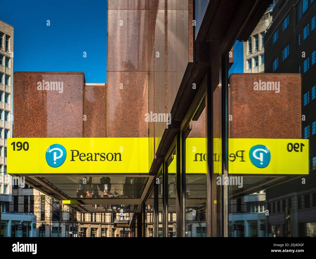 Pearson PLC Offices su High Holborn nel centro di Londra. Pearson plc è una società multinazionale britannica per l'editoria e l'istruzione con sede a Londra. Foto Stock