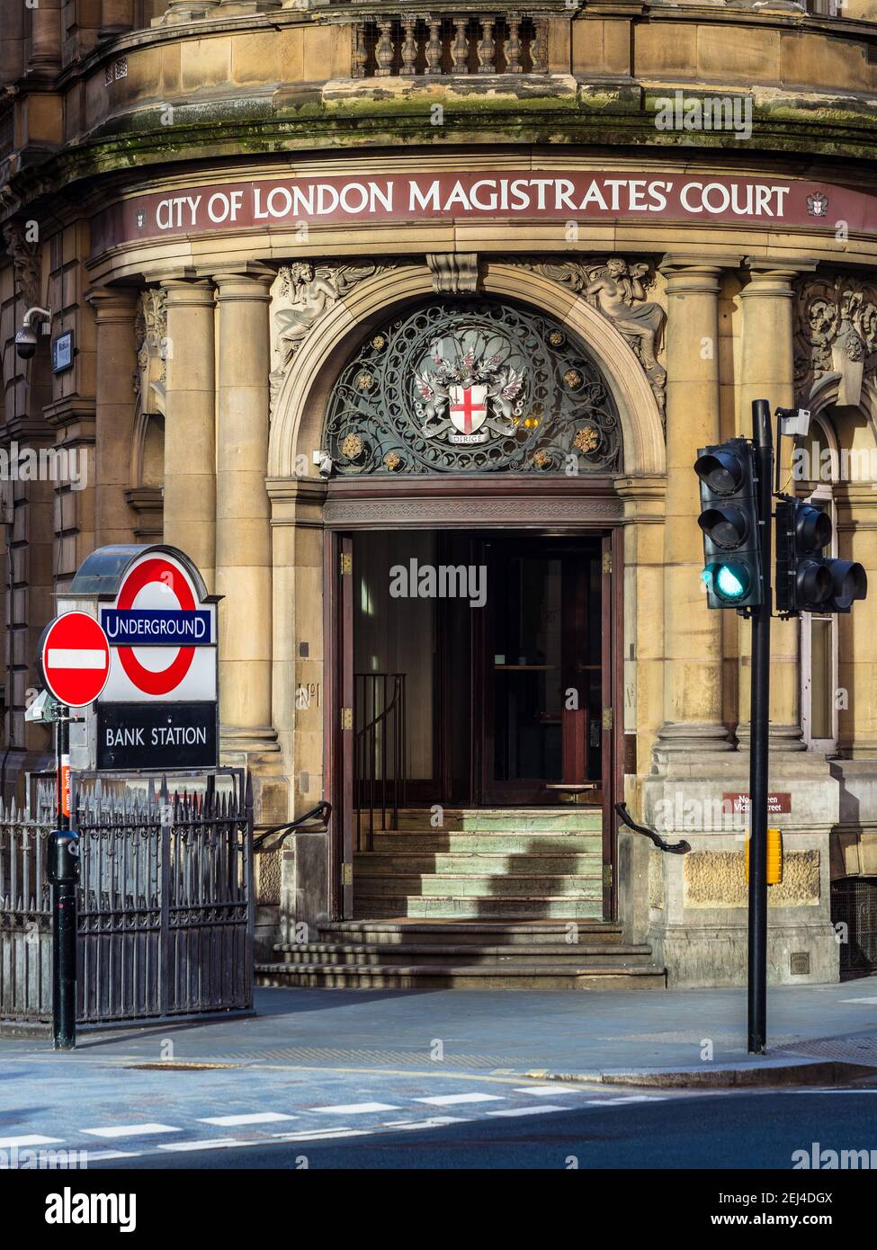 City of London Magistrates Court at 1 Queen Victoria Street nella City of London, il quartiere finanziario di Londra. Architetto John Whichcord Jr, 1873. Foto Stock