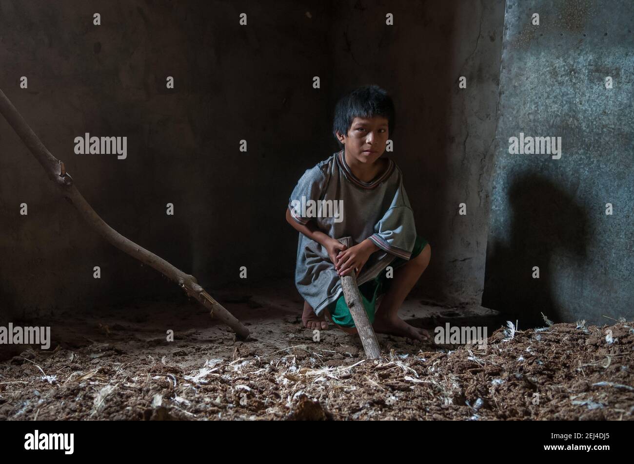 Suchitoto, El Salvador. 06-25-2016. I bambini hanno aiutato i loro genitori nelle mansioni quotidiane che vivono in una zona rurale del paese. Un motivo per dover d Foto Stock