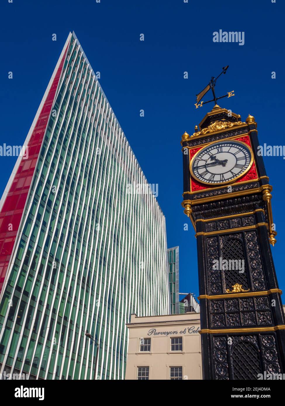 Nova Victoria Building & Little ben Clock nr Victoria Station London. Architetti architettura PLP. Aperto nel 2017. Nova vincitore della Carbuncle Cup 2017. Foto Stock