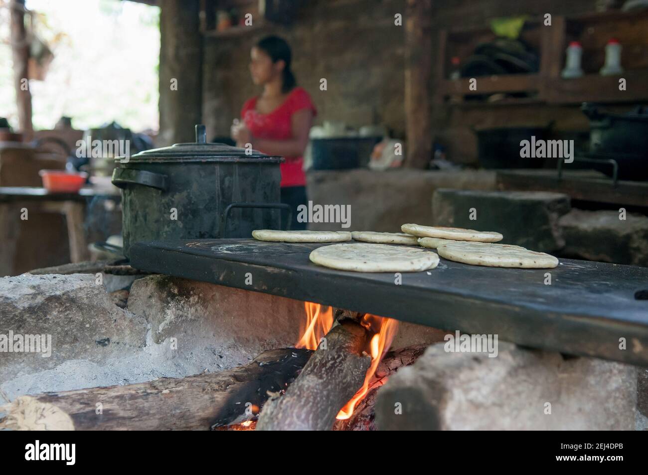 Suchitoto, El Salvador. 06-25-2016. Madre che cucinano alla casa dove vivono. Persone che vivono in una zona rurale del paese, che si basa sull'allevamento gatto Foto Stock