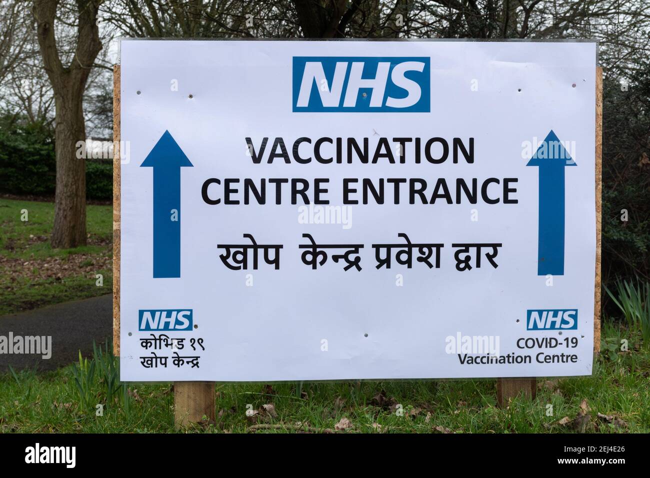 Farnborough, Hampshire, Inghilterra, Regno Unito. 21 Febbraio 2021. Il programma di vaccinazione del Regno Unito Coronavirus covid-19 sta progredendo bene in generale, ma ci è stato un assorbimento più basso del vaccino tra le persone ZOPPATE, compresa la comunità dell'Asia meridionale. Nella foto è raffigurato un segno bilingue di un centro di vaccinazione in lingua inglese e nepalese in un'area dell'Hampshire con una grande comunità nepalese. Foto Stock
