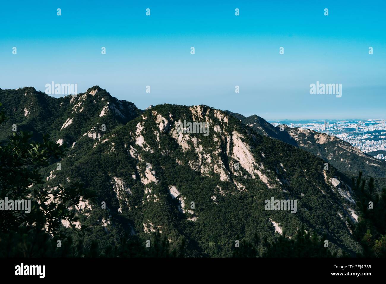 Le cime delle montagne nel Parco Nazionale di Bukhansan, Seoul, Corea del Sud. Foto Stock
