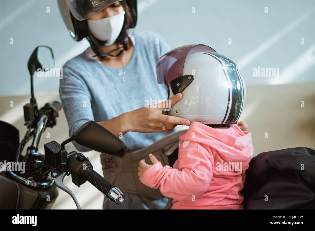 indossare un casco per la sicurezza dei bambini uscire su una moto Foto  stock - Alamy