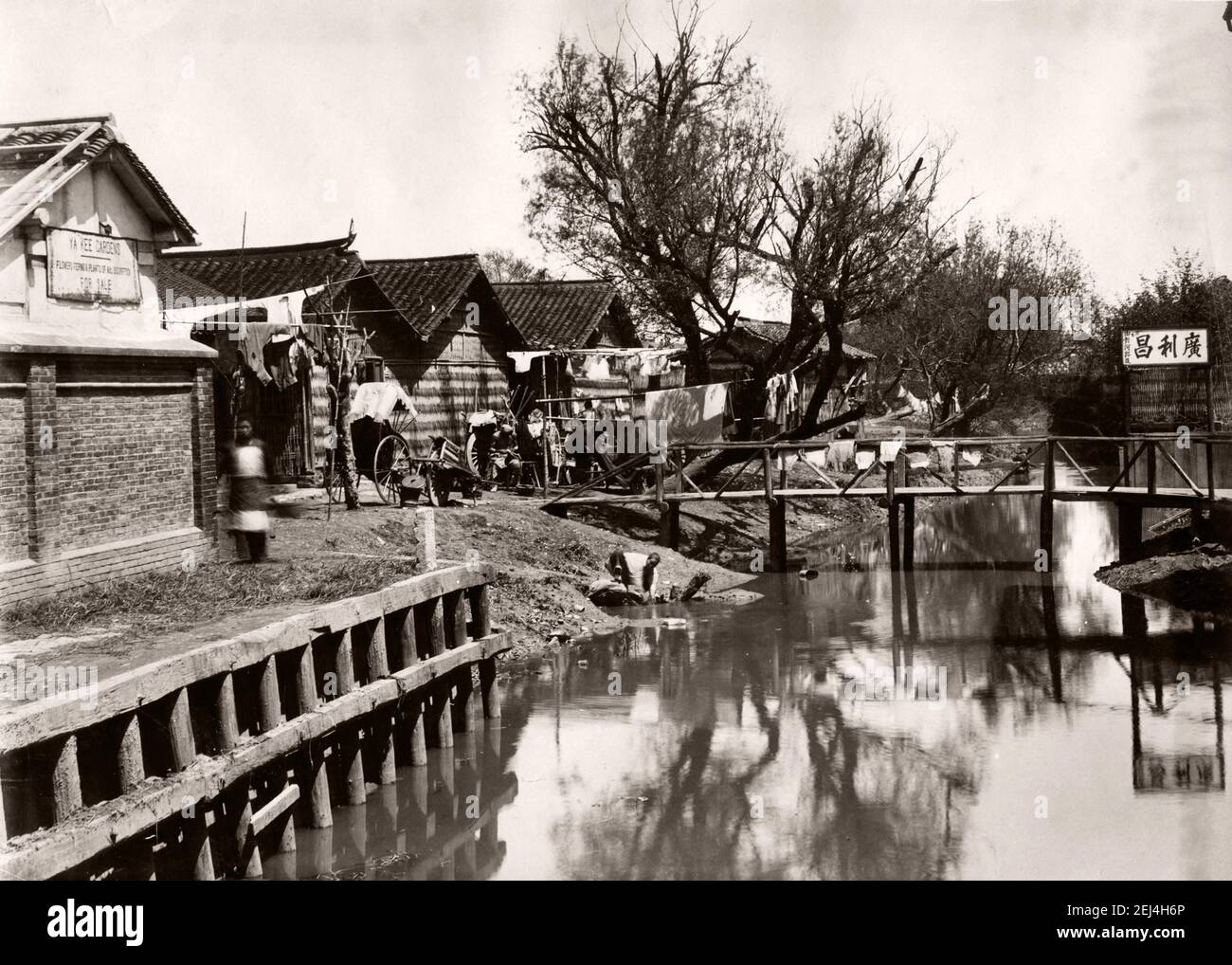 Vita quotidiana, canale, risciò, probabile Shanghai, Cina., circa 1890's. Foto Stock