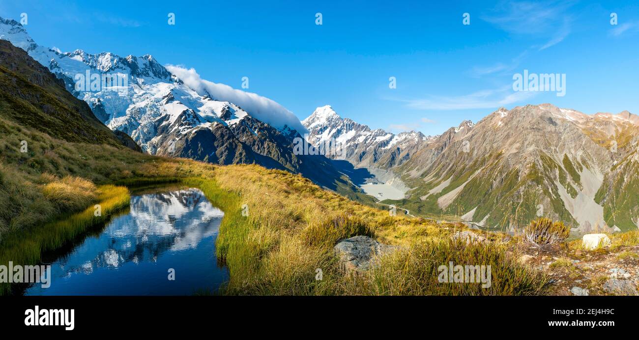 Riflessione sul lago di montagna, vista della Hooker Valley con Hooker Lake e Mount Cook, Sealy Tarns, Hooker Valley, Mount Cook National Park, Southern Foto Stock