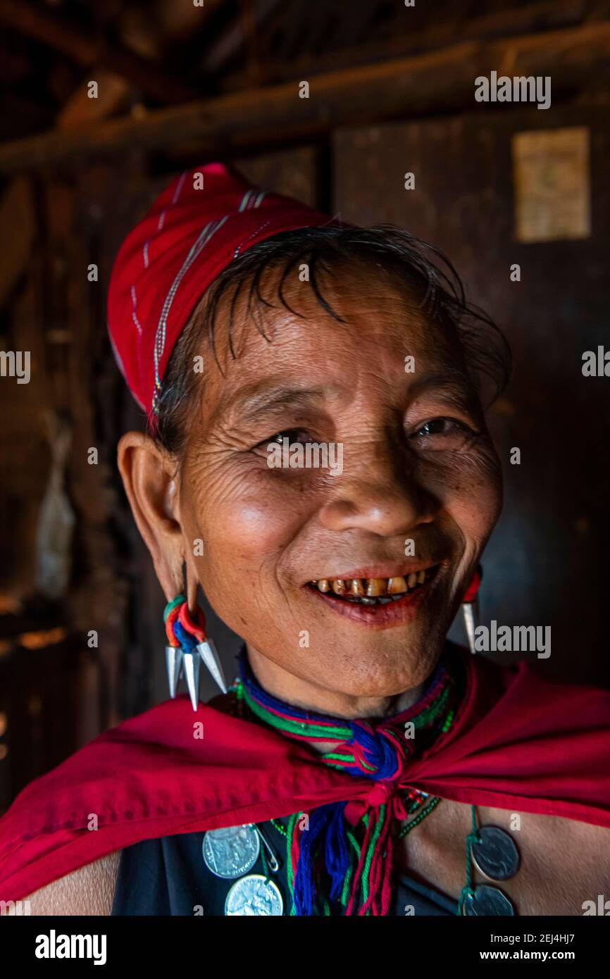 Vecchia donna di Kayan, villaggio di Kayah, zona di Loikaw, stato di Kayah, Myanmar Foto Stock