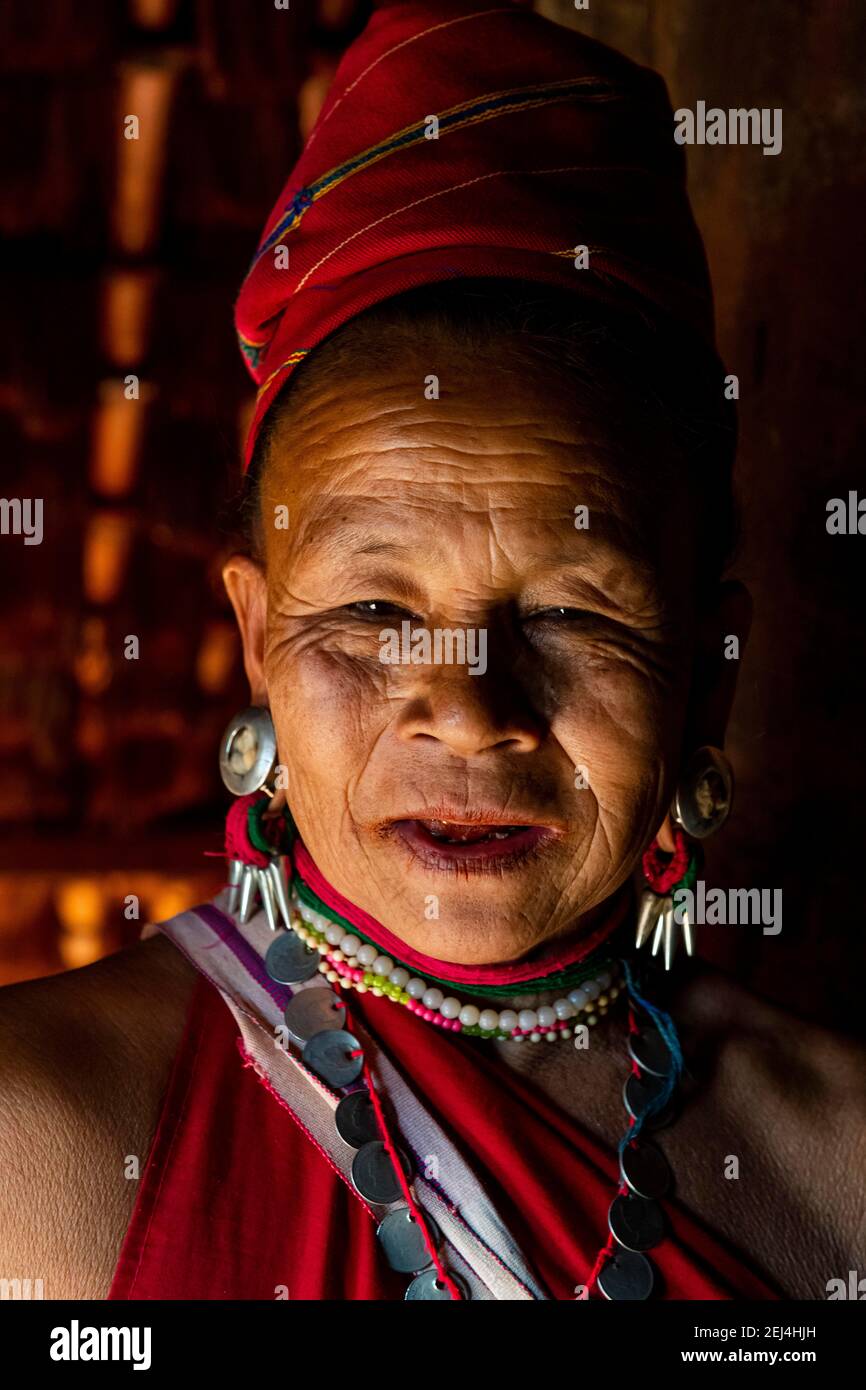 Vecchia donna di Kayan, villaggio di Kayah, zona di Loikaw, stato di Kayah, Myanmar Foto Stock