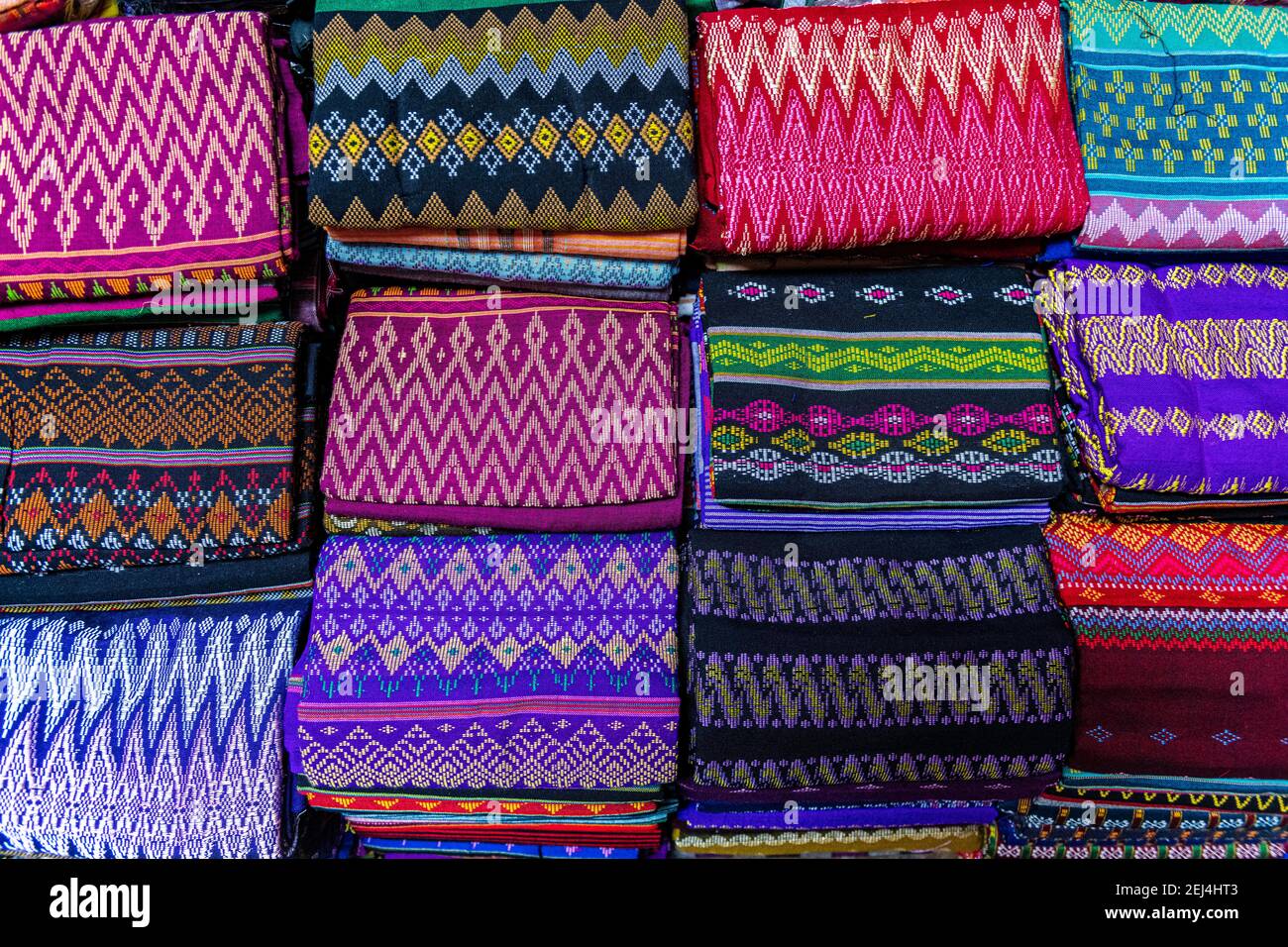 Vestiti colorati, Myitkyina, Kachin stato, Myanmar Foto Stock