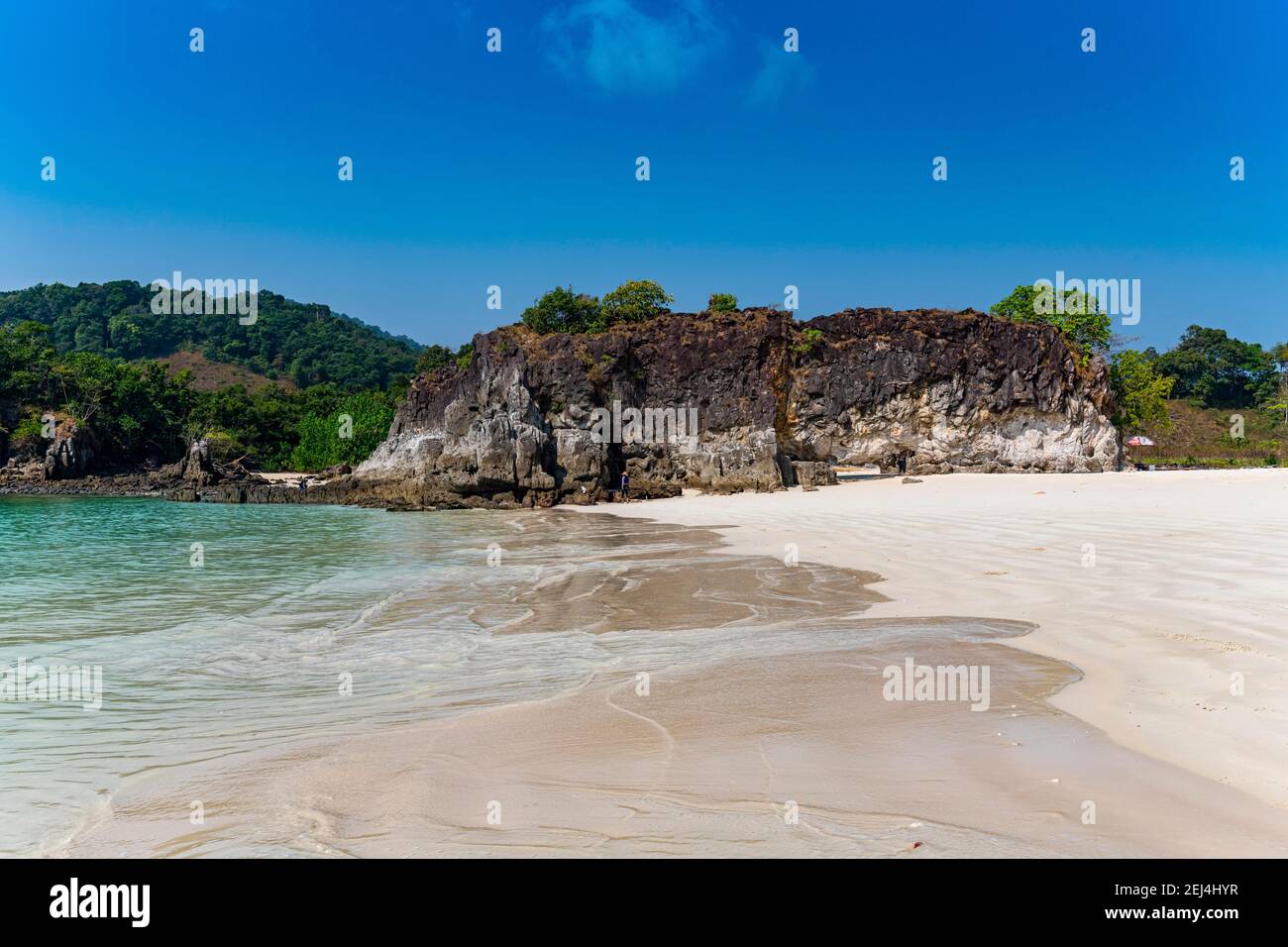 Spiaggia di sabbia bianca incontaminata su Smart Island, Mergui o Myeik Arcipelago, Myanmar Foto Stock