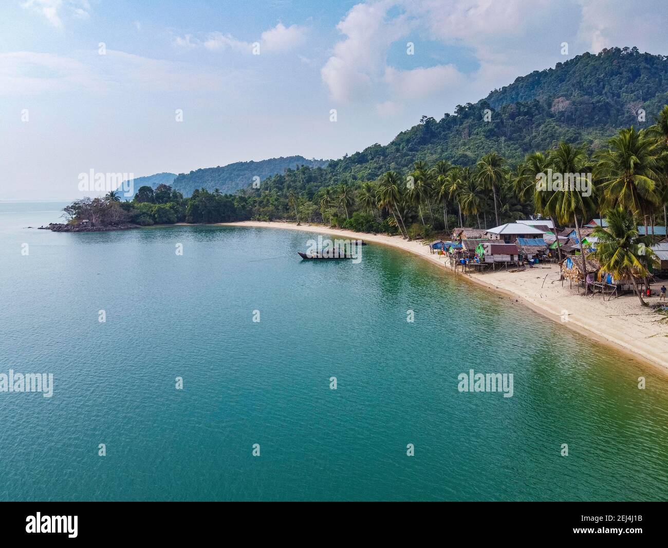 Aereo di un Moken, villaggio gitano di mare su una spiaggia di sabbia bianca, Mergui o Myeik Arcipelago, Myanmar Foto Stock