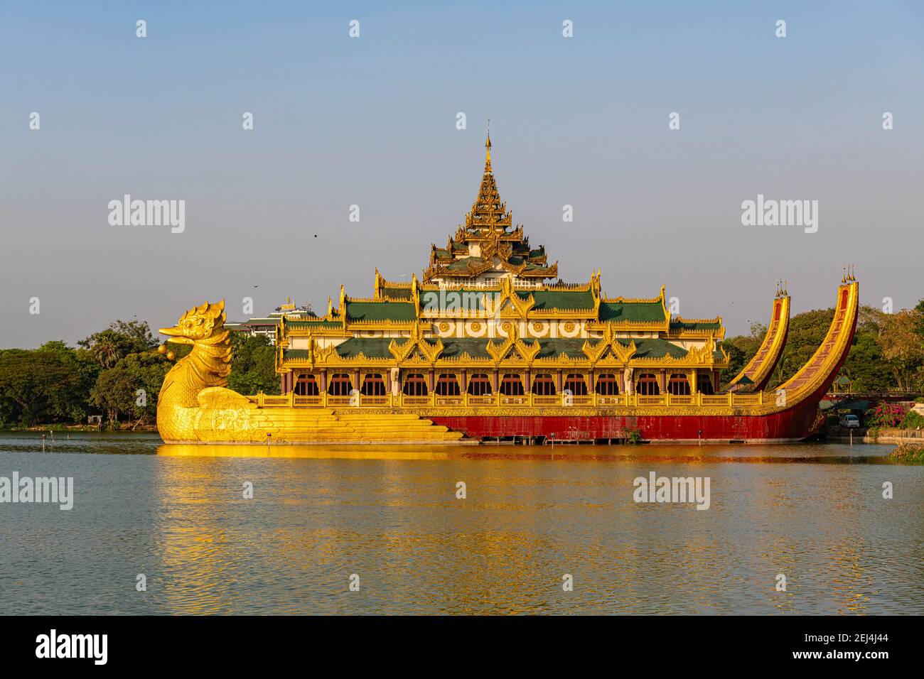 Il ristorante Karaweik, la barca del drago d'oro, sul lago Kandawgyi, è una riproduzione di una chiatta reale, Yangon, Myanmar Foto Stock