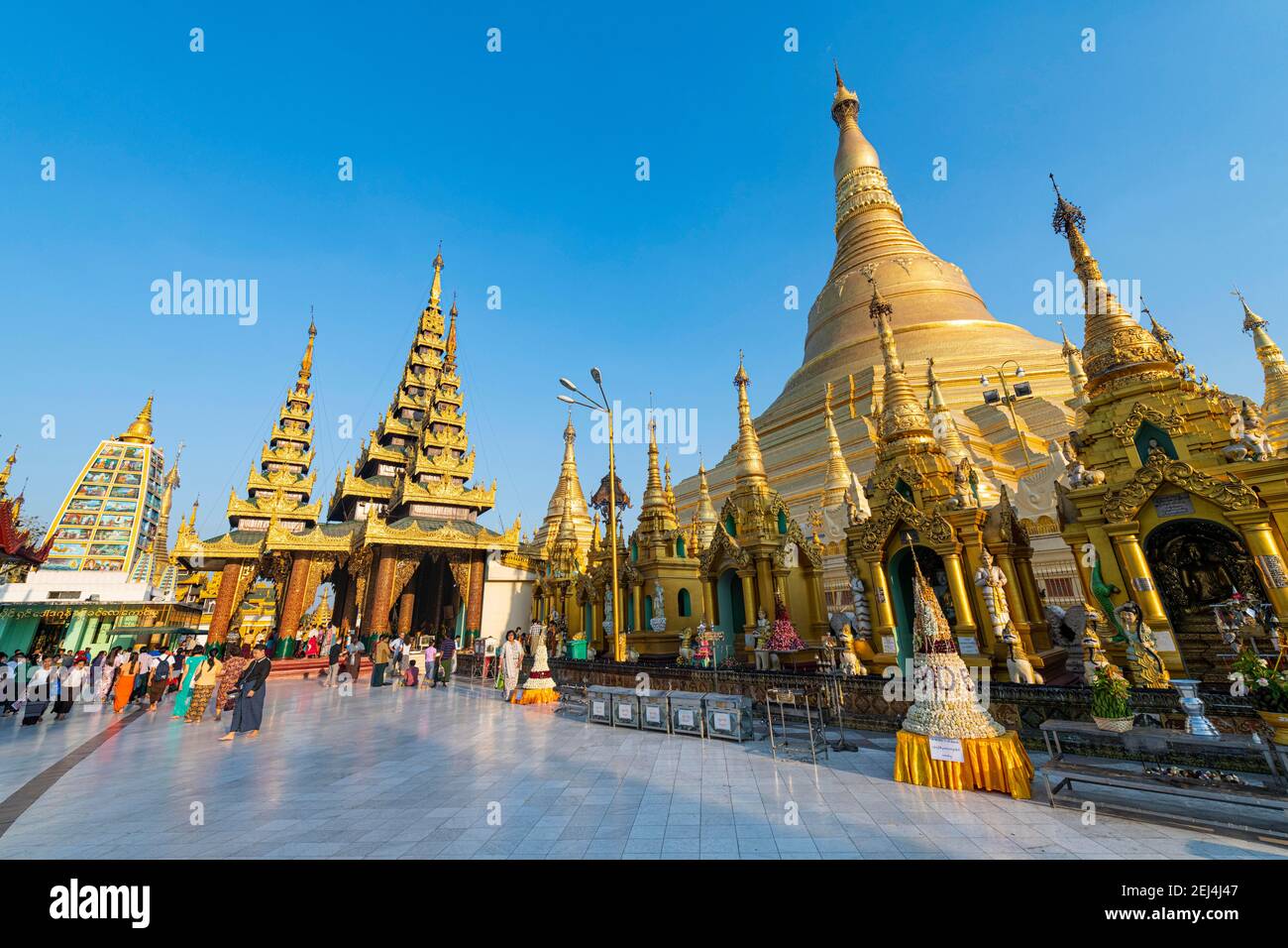 Punte dorate nella pagoda di Shwedagon, Yangon, Myanmar Foto Stock
