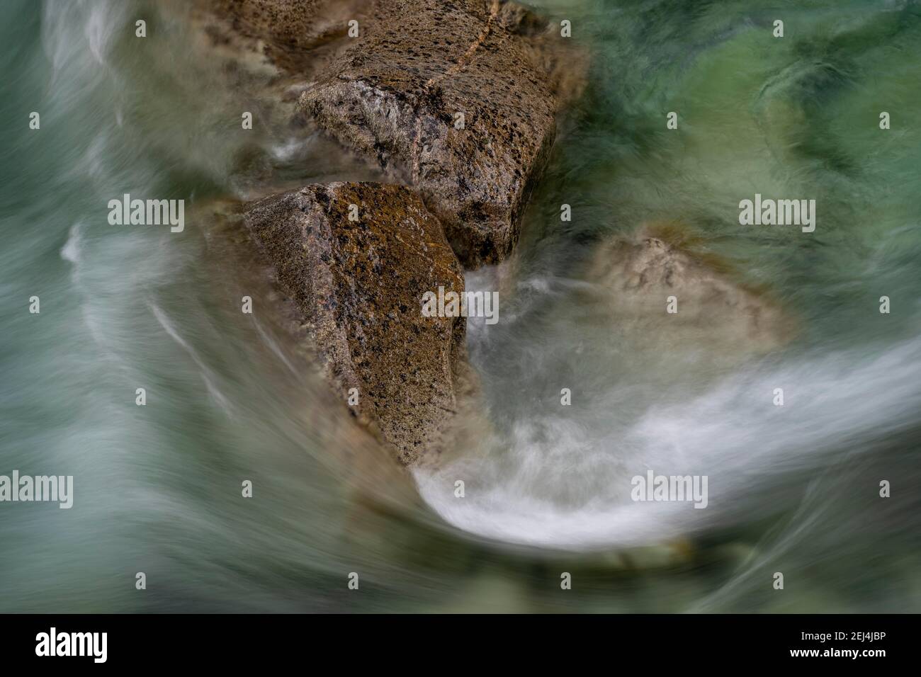 Acqua che scorre su pietre, lunga esposizione, dettaglio, fiume Driva, gola di Amotan, Gjora, Norvegia Foto Stock