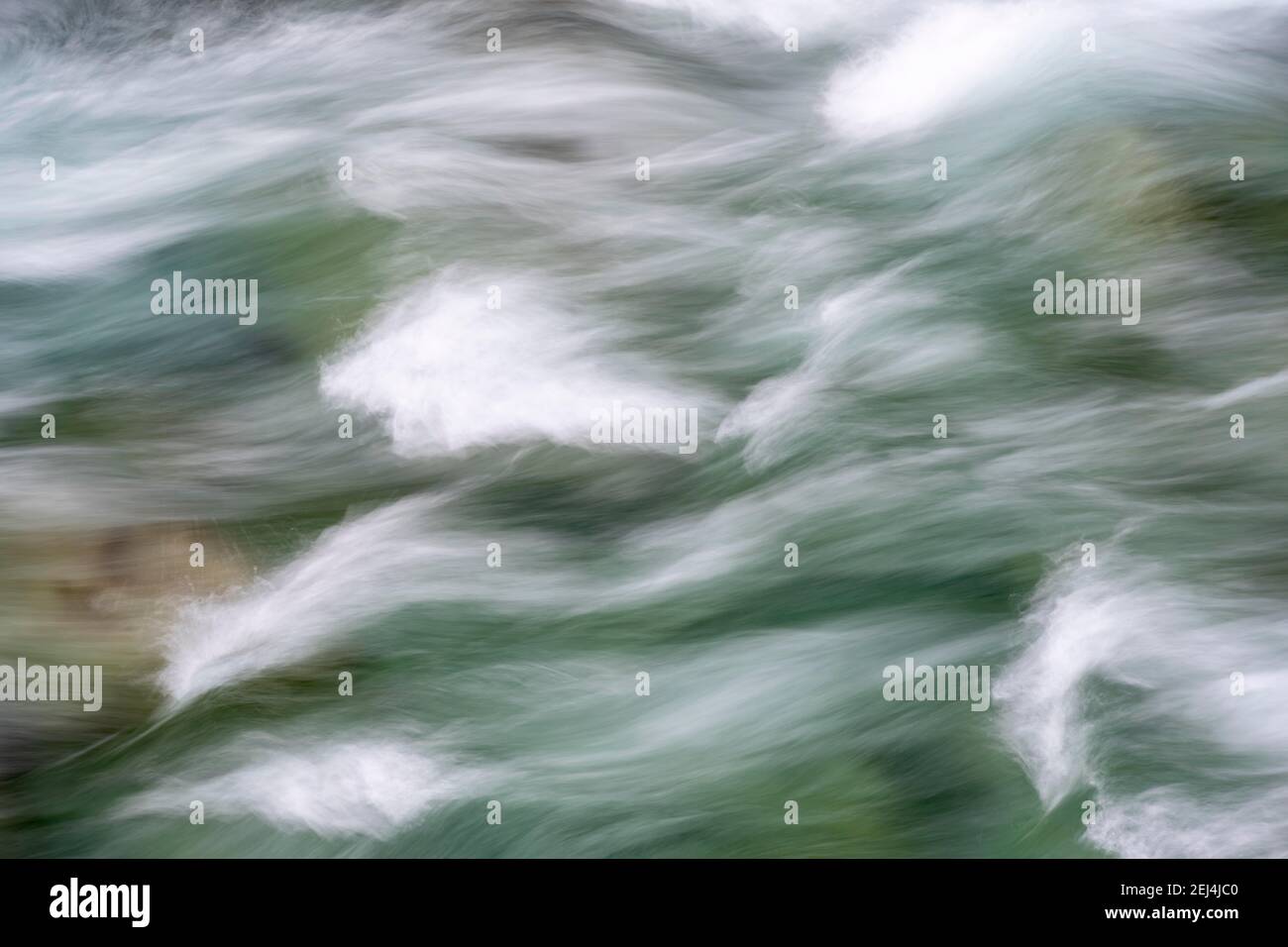 Acqua che scorre su pietre, lunga esposizione, dettaglio, fiume Driva, gola di Amotan, Gjora, Norvegia Foto Stock