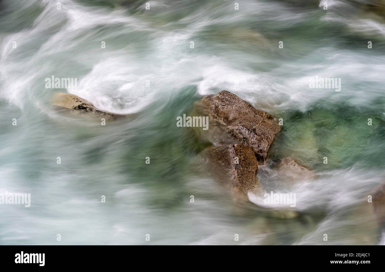 Acqua che scorre su pietre, lunga esposizione, dettaglio, fiume Driva, gola di Amotan, Gjora, Norvegia Foto Stock