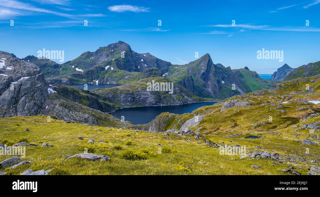 Lago Tennesvatnet e Krokvatnet, escursioni a Munkebu cabina, montagne, vicino Sorvagen, Moskenesoya, Lofoten, Nordland Foto Stock