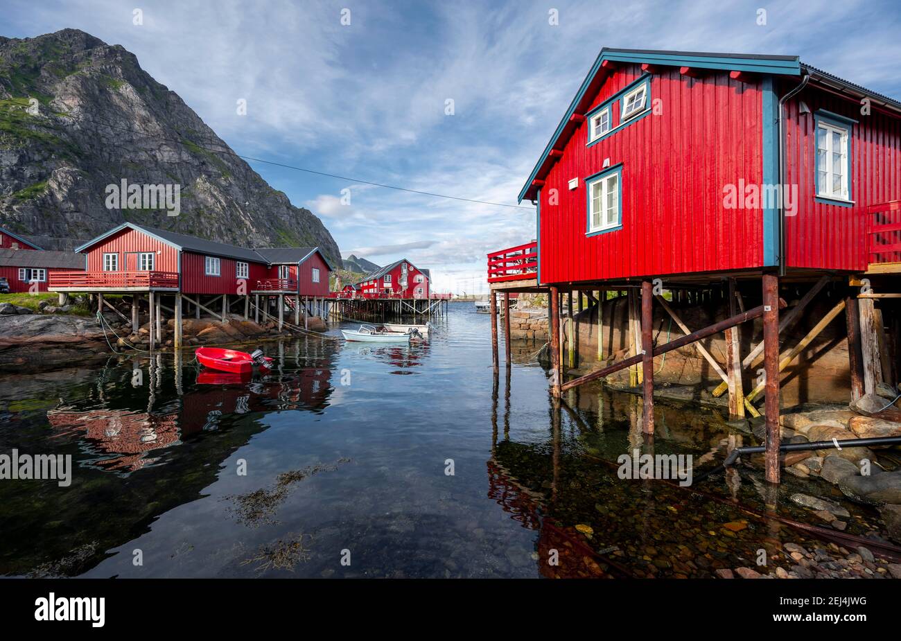 Case tradizionali di palafitte rosse, capanne tipiche dei pescatori, A i Lofoten, Lofoten, Nordland, Norvegia Foto Stock