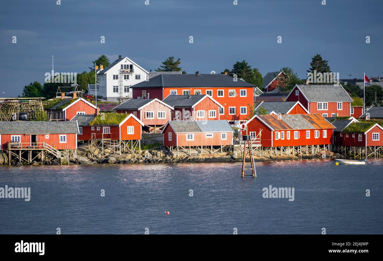 Tradizionali case in palafitte rosse, Reine Lofoten, Nordland, Norvegia Foto Stock