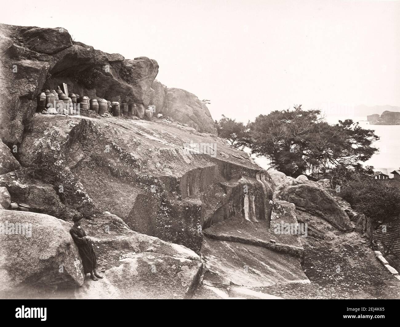 John Thomson (14 giugno 1837 – 29 settembre 1921) fotografo scozzese, attivo in Cina intorno al 1870, da un album delle sue immagini: Giare contenenti le ossa dei morti, Amoy, xiamen. Foto Stock