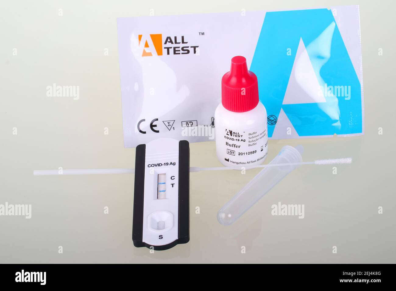 Covid 19 PCR Rapid test kit, Corona, test kit, nasofaringeo, controllo e campo di prova visibile, test positivo Foto Stock