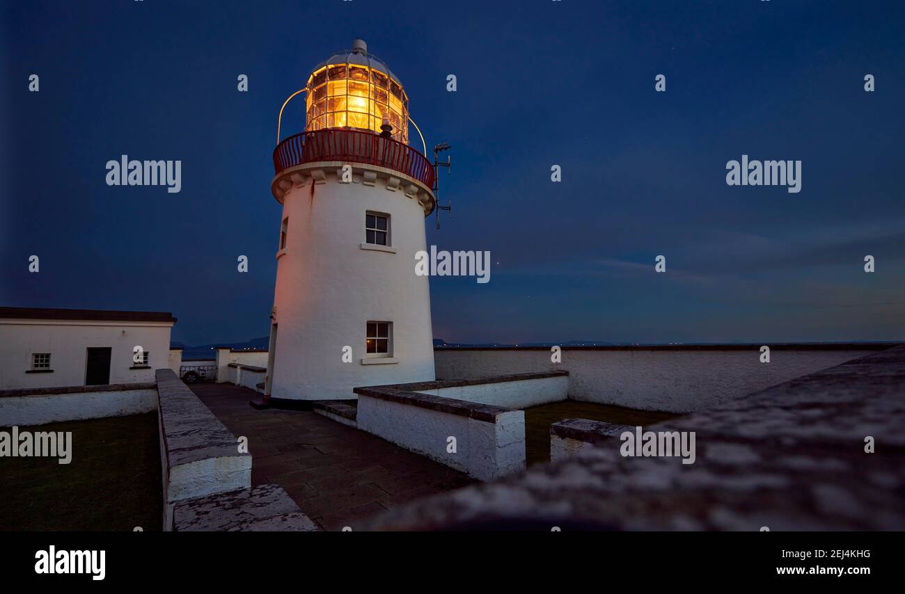 Faro di St. John`s Point al crepuscolo, con luce luminosa accesa, con cortile, St. John`s Point, Contea di Donegal, Irlanda Foto Stock