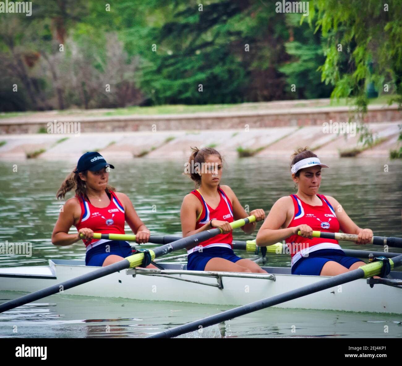 2021-02-11 - la squadra di canottaggio femminile del Mendoza Regatta Club allenarsi nel lago del parco San Martin a Mendoza, Argentina. Foto Stock