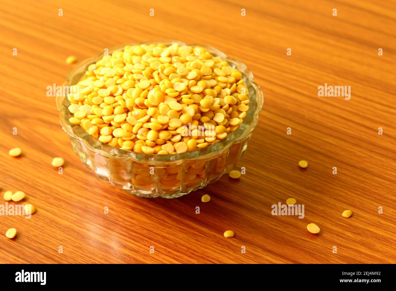 Piselli di piccione spaccati ( Arhar dal ) Dal Toor organico in ciotola Foto Stock