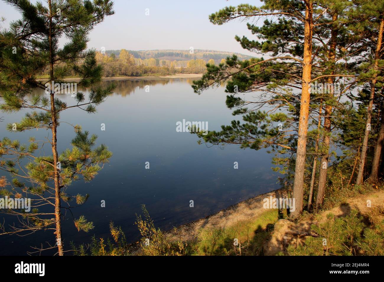 Vista della tranquilla superficie del fiume dalla ripida banca in autunno. Foto Stock