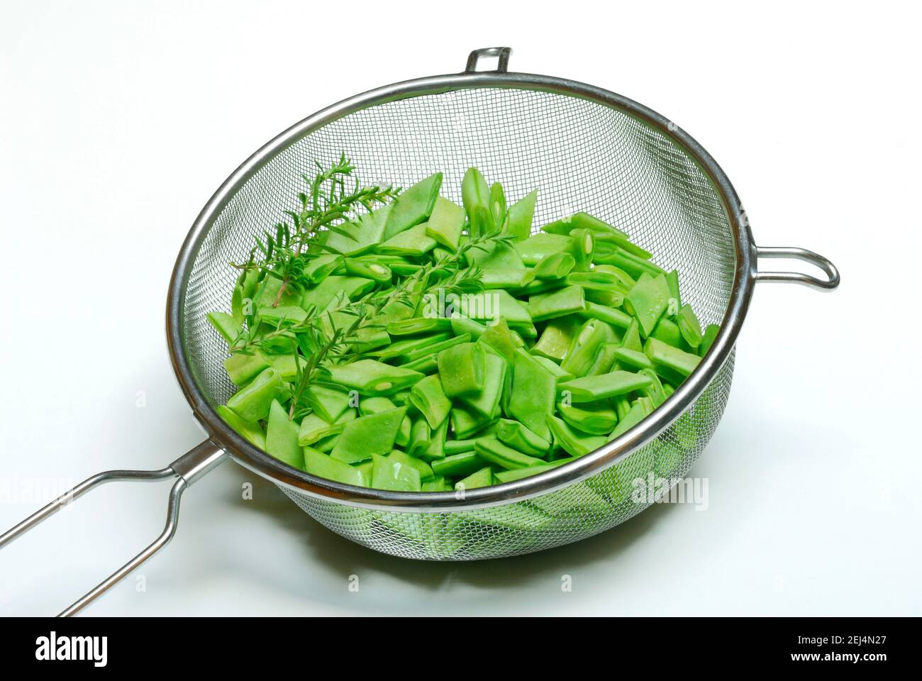 Fette di fagioli con salato nel setaccio da cucina Foto Stock