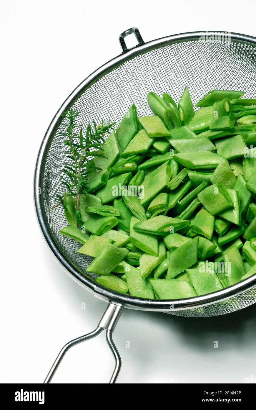 Fette di fagioli con salato nel setaccio da cucina Foto Stock