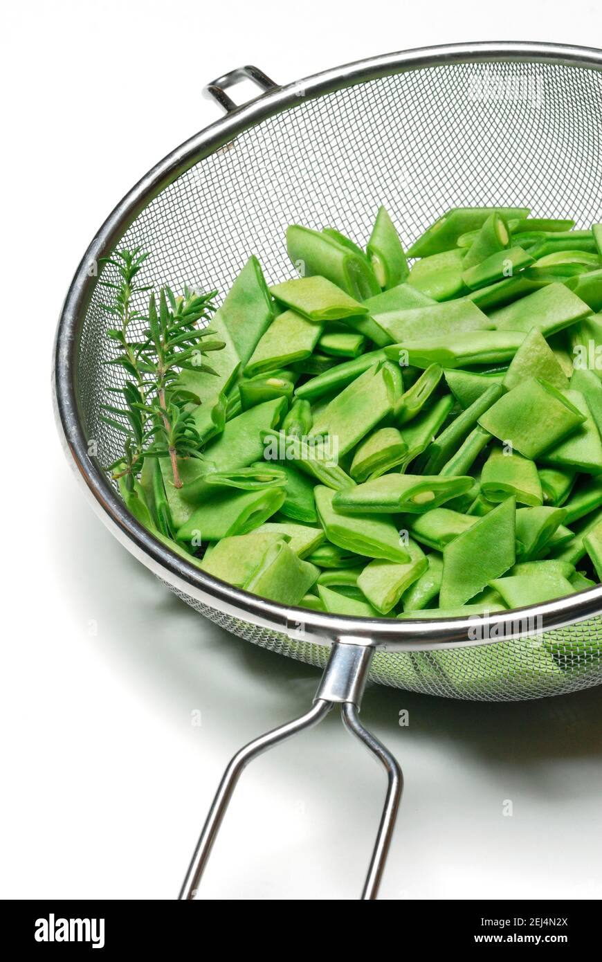 Fette di fagioli con salato nel setaccio da cucina Foto Stock