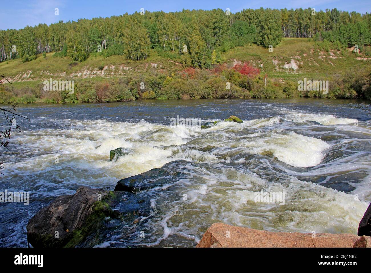 Il fiume di montagna scorre sopra le rocce che bolle e schiumano. Foto Stock