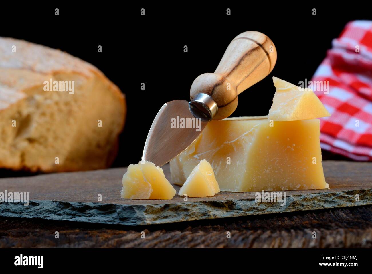 Pezzo di formaggio Sbrinz con tagliaformaggio, formaggio svizzero, formaggio duro, Svizzera Foto Stock
