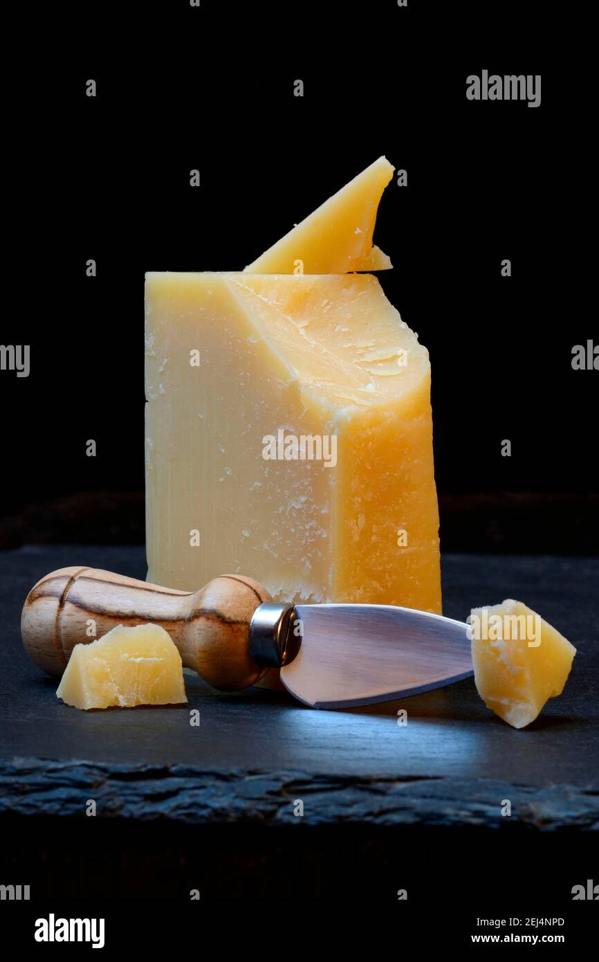Pezzo di formaggio Sbrinz con tagliaformaggio, formaggio svizzero, formaggio duro, Svizzera Foto Stock