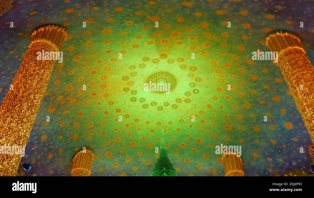 BANGKOK, THAILANDIA - 13 LUGLIO 2019: Wat Pak Nam o Paknam tradizionale tempio buddista orientale interno. Stupa in vetro smeraldo sotto i vivaci soffitti colorati Foto Stock