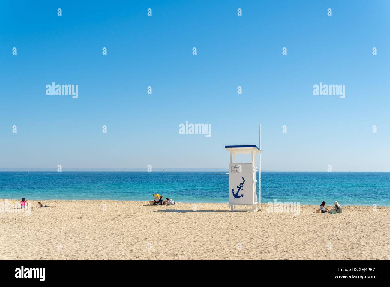 Palmanova, Spagna; febbraio 20 2021: Vista generale della spiaggia della località di Palmanova in una giornata di sole, con le famiglie che si godono la buona wea Foto Stock