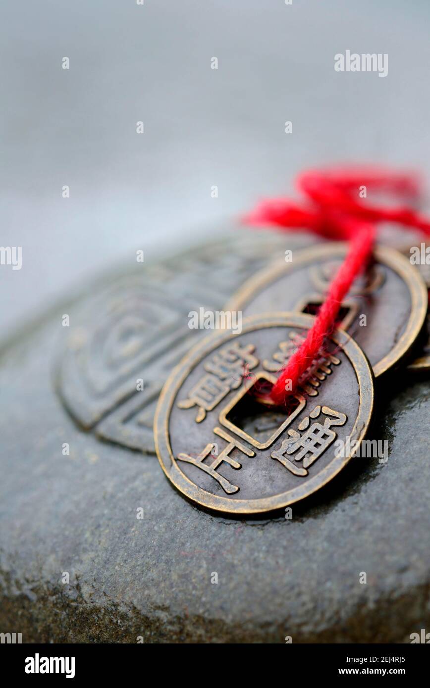 Monete fortunate cinesi su pietra con foca, Feng Shui Foto Stock