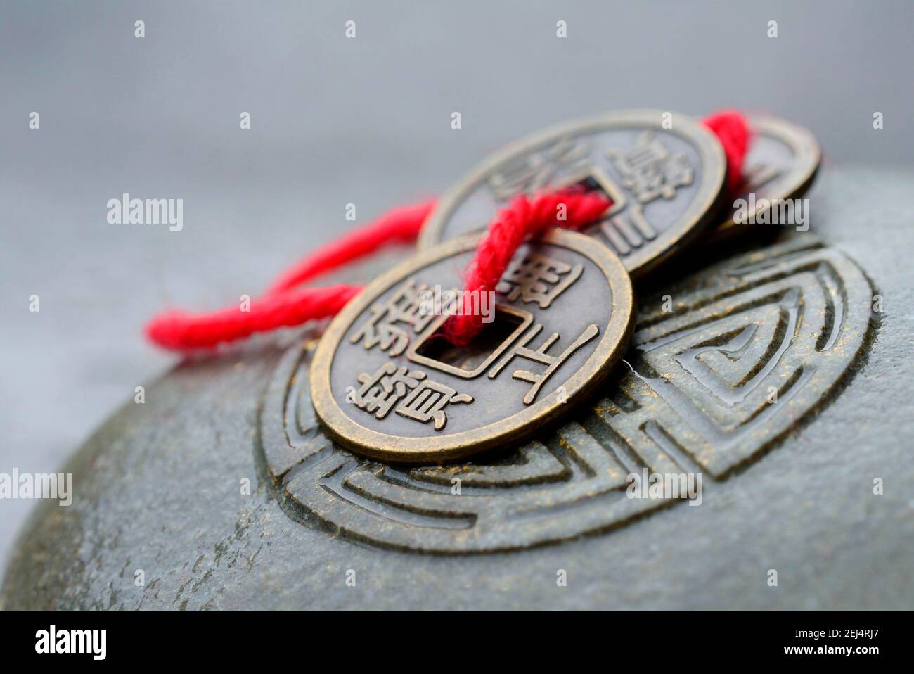 Monete fortunate cinesi su pietra con foca, Feng Shui Foto Stock