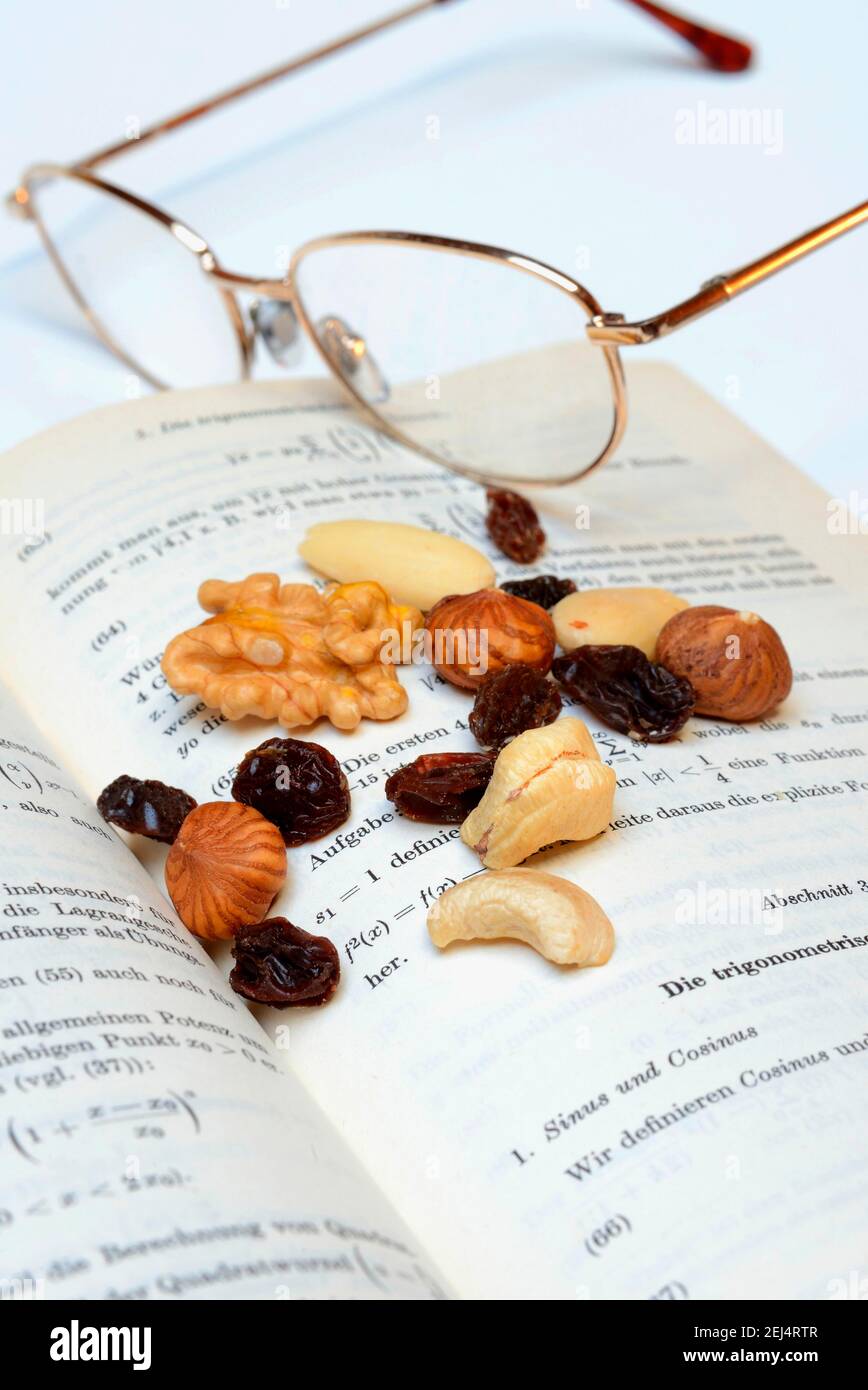 Trail mix, noce mix, noci, anacardi, mandorle, uvetta, nocciole Foto Stock