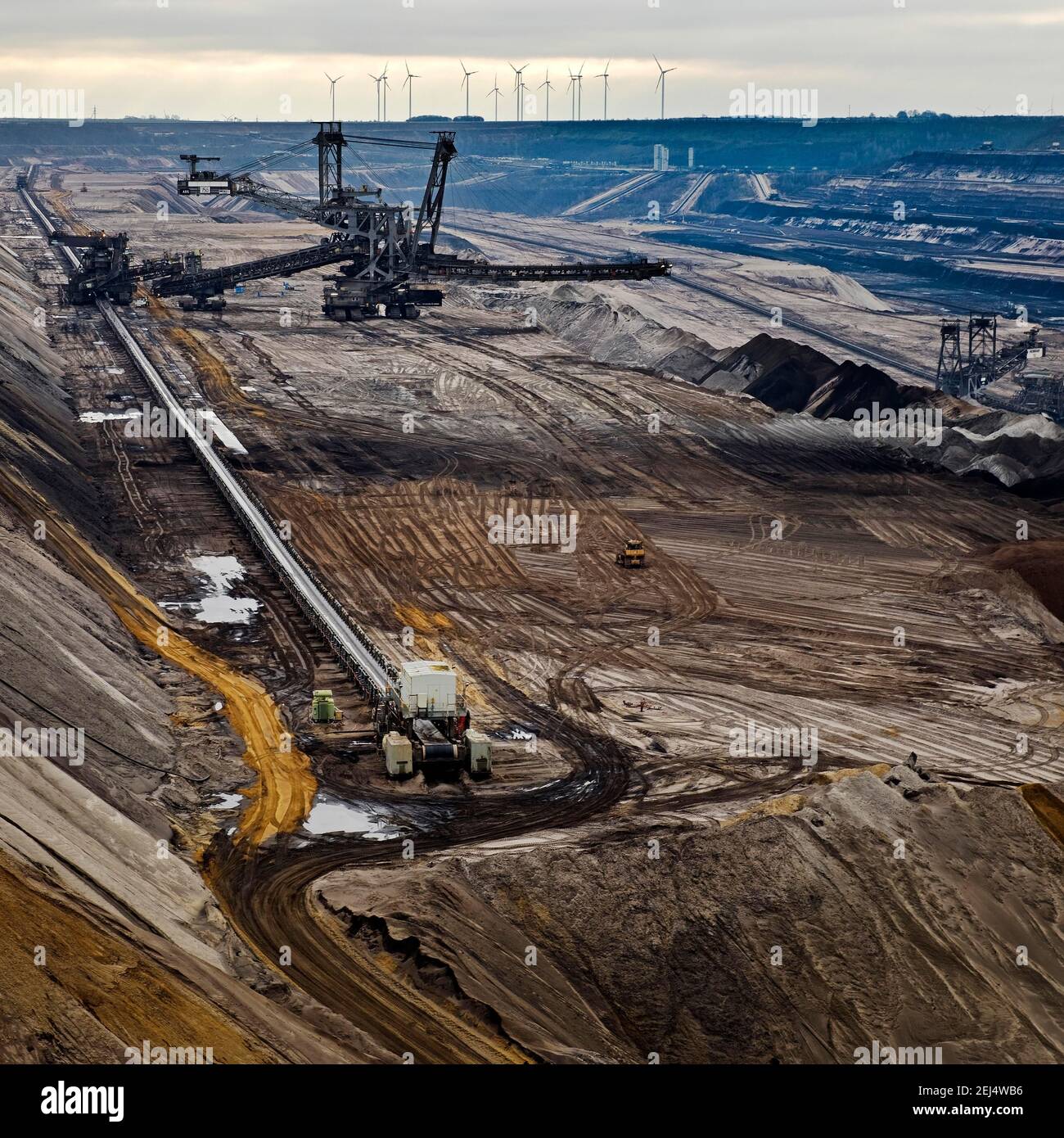 Miniera d'opencast di lignite con impilatore, Garzweiler, Juechen, Rheinische Braunkohlerevier, Renania settentrionale-Vestfalia, Germania Foto Stock