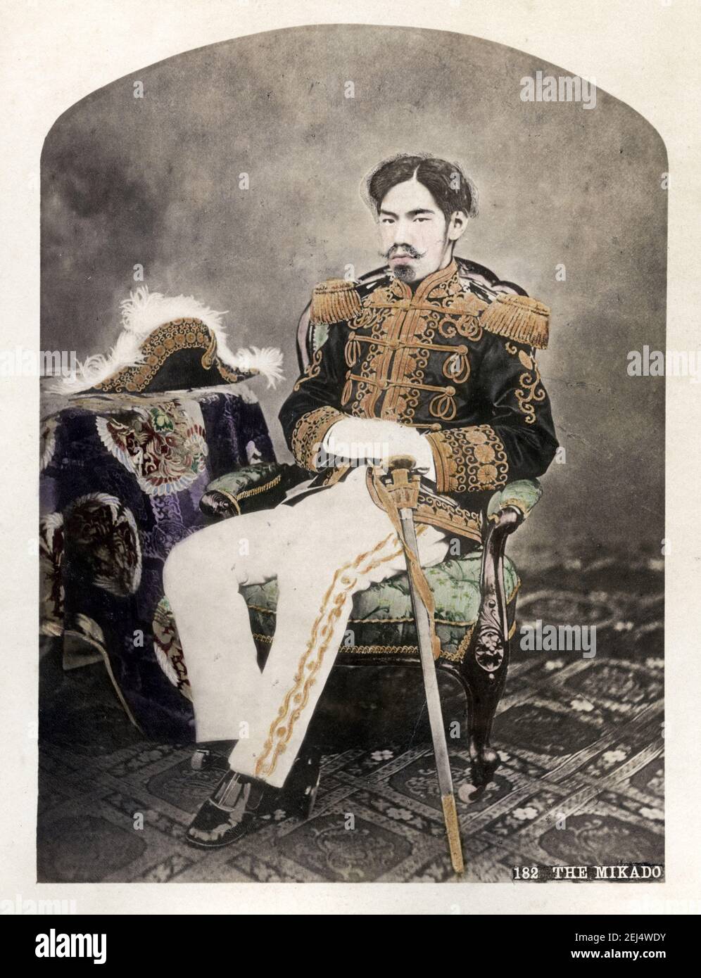 Foto d'annata della fine del XIX secolo: (明治天皇, Meiji-tennō, 3 novembre 1852 – 30 luglio 1912) imperatore giapponese Meiji, primo ritratto di Uchida Kuichi, Giappone c.1872. L'imperatore giapponese Meiji, primo ritratto di Uchida Kuichi Foto Stock