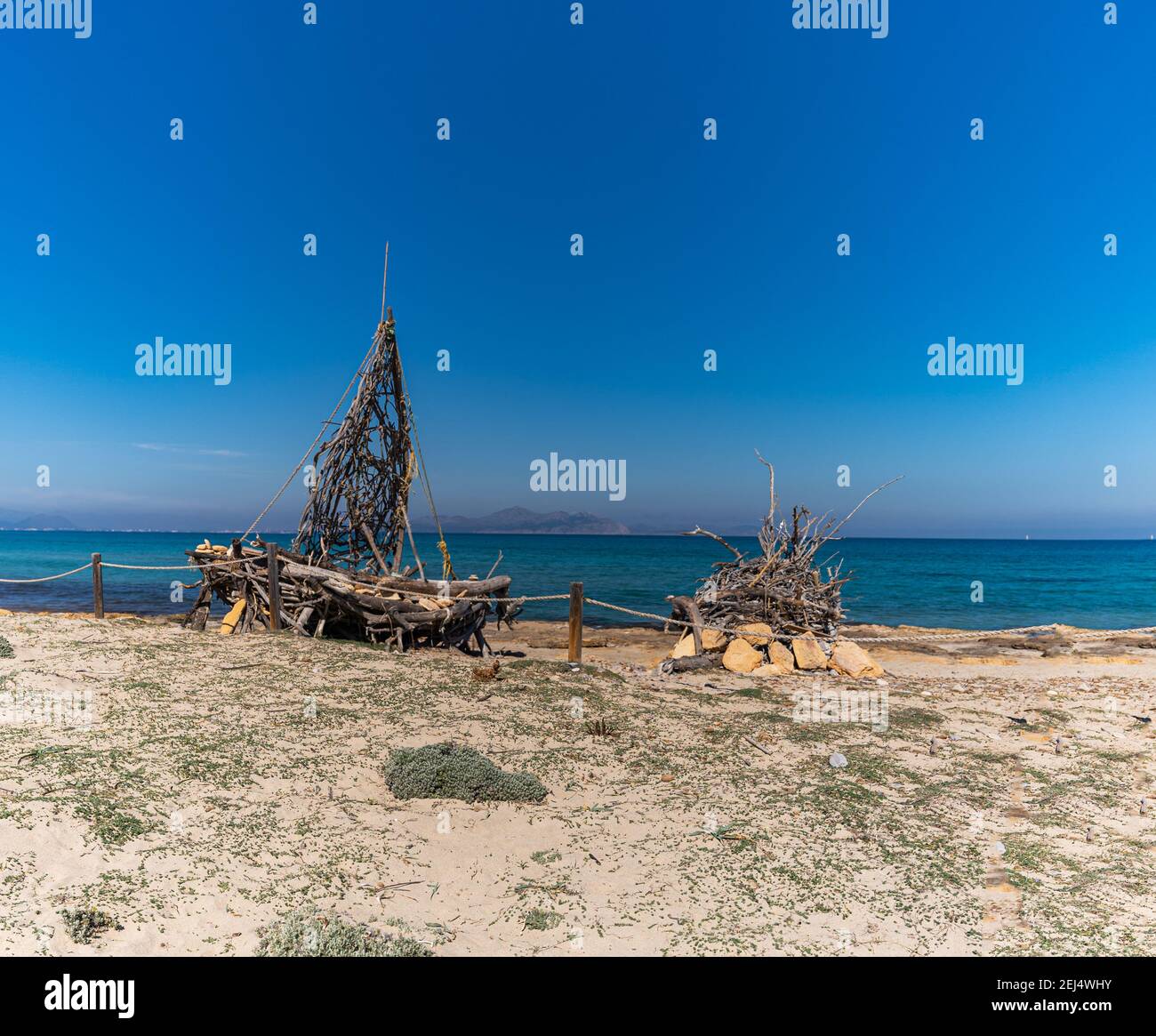 Foto della barca fatta di tronchi rappresentante della spiaggia di Son Serra de Marina, a Maiorca Foto Stock