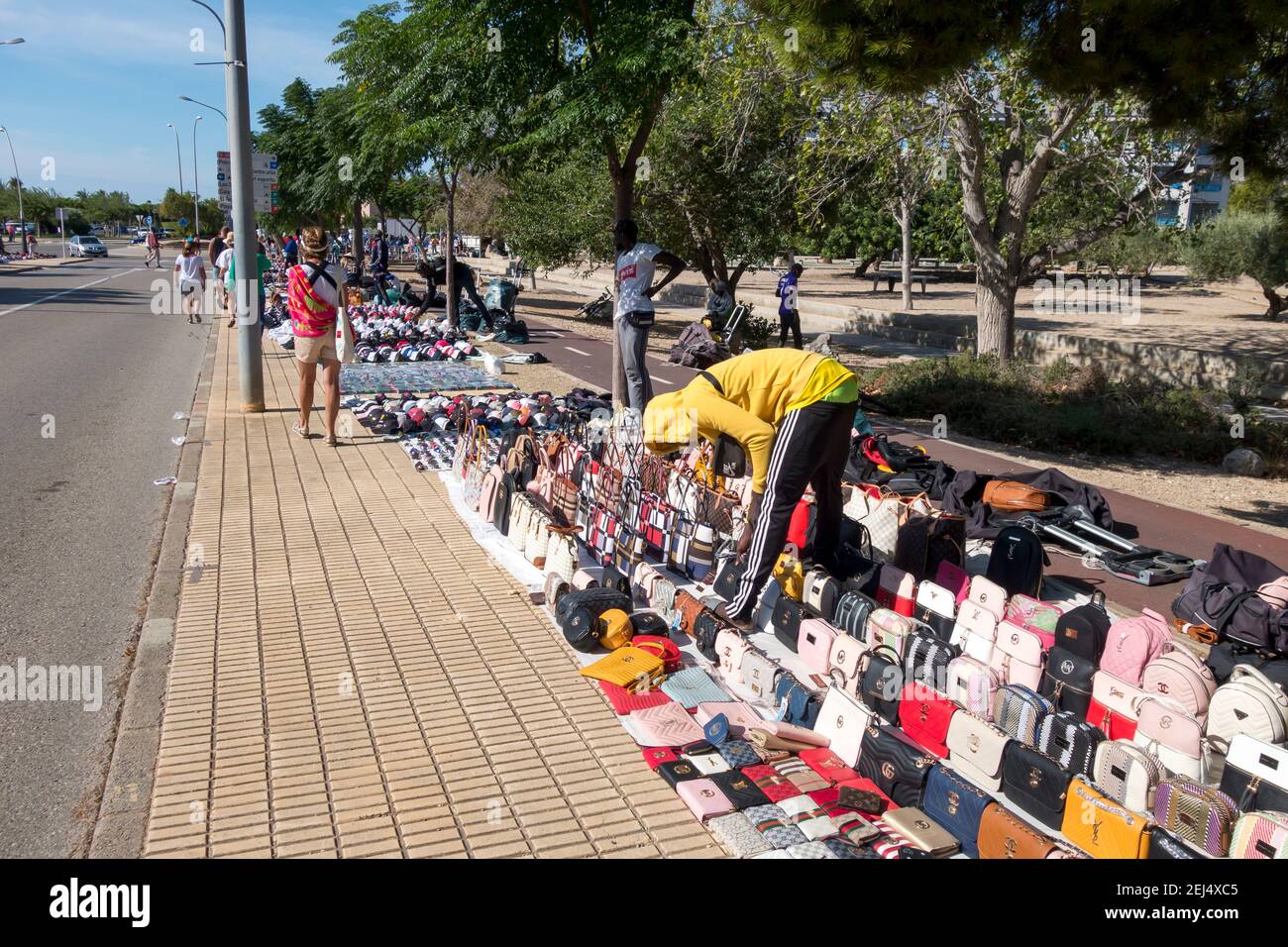 Mercato illegale di borse e complementi falsi, contraffatti in strada chiamato top manta Foto Stock