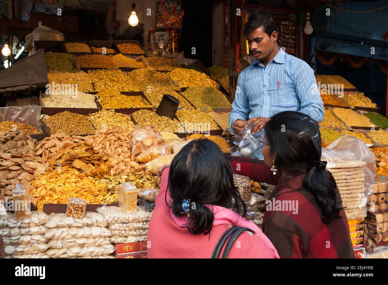 Un fornitore vende namkeen ai clienti a questo statl di alimento A Lucknow Foto Stock