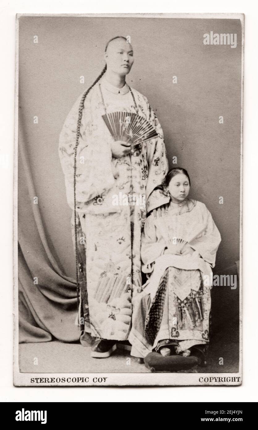 Chang Woo Gow, o "Chang il gigante cinese" circo, spettacolo performer in Occidente, probabilmente fotografato con la sua prima moglie Kin Foo, c.1860's.. Foto Stock